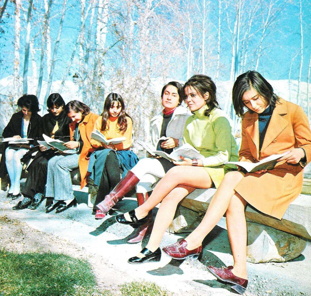 A 1971 Photo of Iranian Women at the University of Tehran Campus – Dr. Kaveh  Farrokh